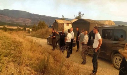Alevler köye ulaşmasın diye buğday tarlalarını sürüyorlar