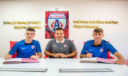 Altınorduda 2 genç daha profesyonel oldu