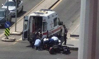 Ambulansa yol veren otomobile çarpan motosikletin sürücüsü yaralandı