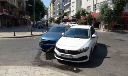 Antalyada iki otomobil çarpıştı, 1 kişi yaralandı