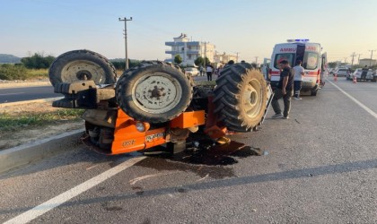 Antalyada otomobil traktöre çarptı: 2 yaralı