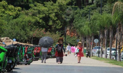 Antalyada sıcak hava uyarısı: Sahil kesimlerinde 2 ila 4, iç kesimlerde 4 ila 8 derece civarında artacak