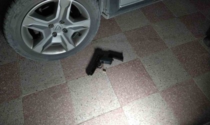 Apartman bahçesinde tabanca ve dolu şarjör bulundu