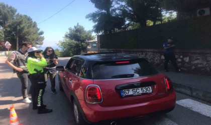 Araçları tek tek durdurdular, kurallar uymayan cezayı yedi