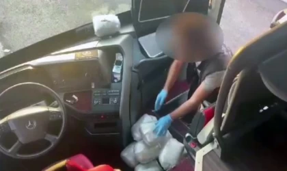 ’Aşil’ tepki verdi, yolcu otobüsünün içecek dolabından 9 kilo esrar çıktı