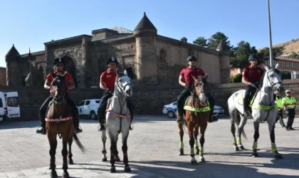 Atlı birlikler tarihi Bitlis Çarşısı’nda devriye görevi yaptı