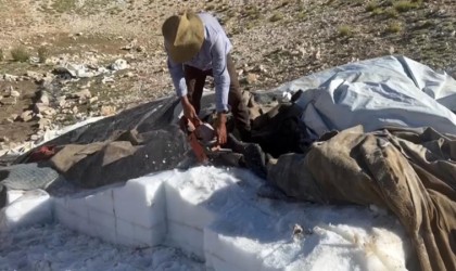 Bahar aylarında koruma altına aldıkları kar dağlarını ağaç motoruyla kesiyorlar