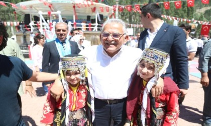 Başkan Büyükkılıç verdiği sözü tuttu, öğrenciler Zafer Bayramında bisikletlerine kavuştu