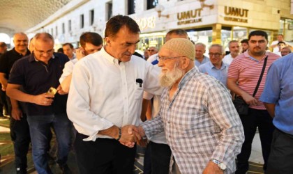 Başkan Dündar, çarşı esnafıyla gönül gönüle