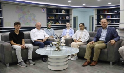 Başkan Özlü şampiyonları ödüllendirdi