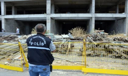 Bastığı kalas kırılınca beton zemine düşüp öldü