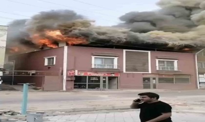 Binanın çatı katı alevlere teslim oldu