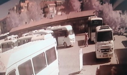 Bir ayağı protez olan engelli adam minibüsün altında kaldı