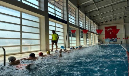 Bir ayda 3 bin 500 çocuk yüzme sporuyla tanıştı