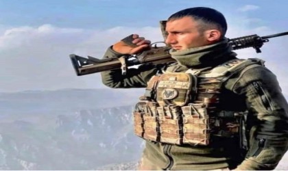 Bitlis şehidinin baba evine Türk Bayrağı asıldı