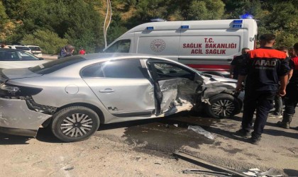 Bitliste otomobiller çarpıştı: 4 yaralı