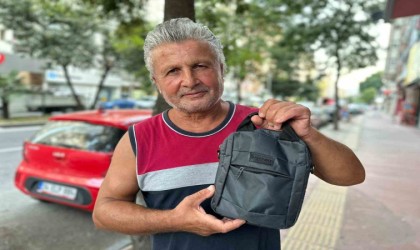 Bulduğu yüklü miktardaki paranın sahibini arıyor