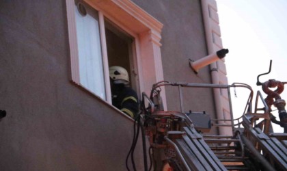 Burdurda ocakta unutulan yemek evi yakıyordu, 2 kişi dumandan etkilendi