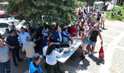 Burhaniye Belediyesinden geleneksel aşure hayrı