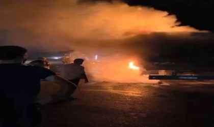 Bursada arı yüklü kamyon alev alev yandı