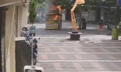 Caddedeki mısır tezgahı alev alev yandı