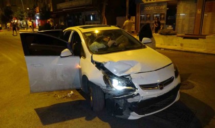 Çarpışan otomobiller hurdaya döndü