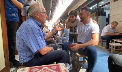 Çay tepsisini havada çevirmek isteyen çaycı çırağının sakarlık anları kamerada