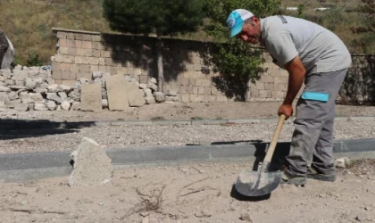 Çöpte cesedi bulunan bebek, kimsesizler mezarlığında toprağa verildi