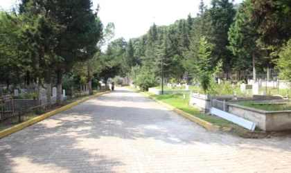 Depremde hayatını kaybeden yakınlarının mezarlarını ziyaret edip, dua ettiler