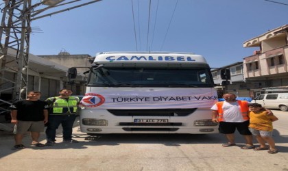 Depremzede vatandaşlara şişelenmiş içme suyu ve un desteği