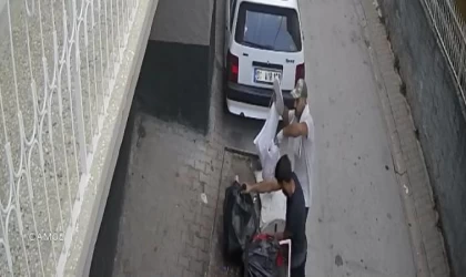 Depremzedenin eşyalarını seyyar satış arabasına yükleyip, çaldılar