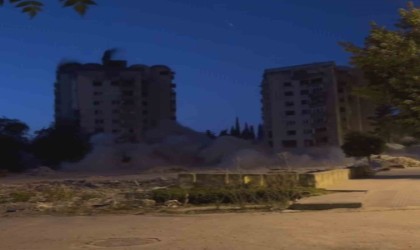 Dinamitle patlatılan 13 katlı binalar yerle bir oldu