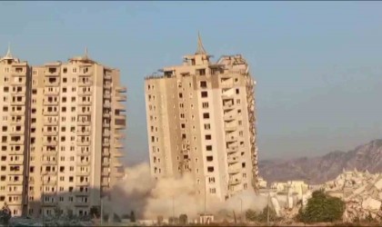 Dinamitle patlatılan 16 katlı devasa rezidansın 2.bloğu kağıt gibi yerle bir oldu