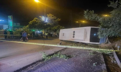 Direğe çarpan halk otobüsünün şoförü yaralandı