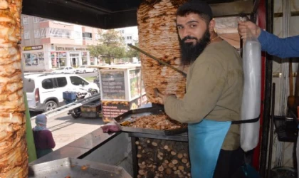 Diyarbakır’da dönercilerin sıcakla zorlu mücadelesi: Sırtında buz kütlesi ile çalışıyor