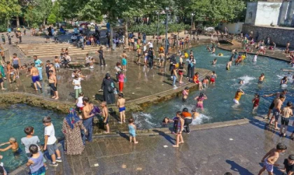 Diyarbakır’da termometreler 48’i gösterdi; çocuklar havuzda serinlemeye çalıştı