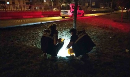 Dur ihtarına uymadılar, yanlarındaki tabancayı atıp kaçmaya çalıştılar