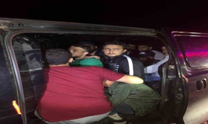 Edirnede 1 insan kaçakçısı ile birlikte 22 göçmen yakalandı