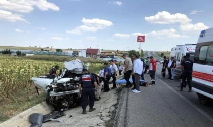Edirne’de otomobilin traktöre çarptığı kaza kamerada; 1 polis öldü, 2’si polis 5 yaralı