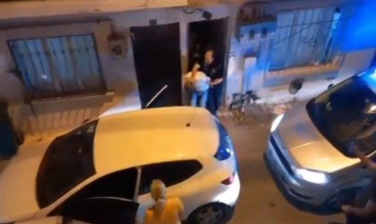 Ekipler baskın yaptı, mahalleli alkışla destek verdi