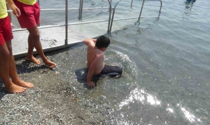 Engelli çocuk hayatında ilk kez denize girdi