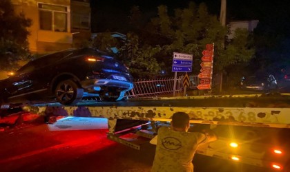 Erdekte otomobil sitenin duvarını yıkarak asılı kaldı