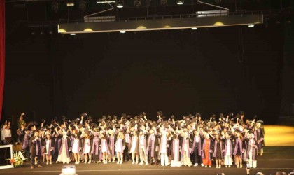 ERÜ Diş Hekimliği Fakültesi yeni mezunlarını verdi