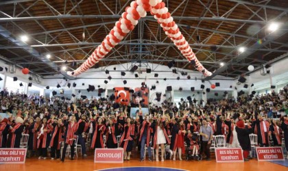 ERÜ Edebiyat Fakültesinde mezuniyet coşkusu