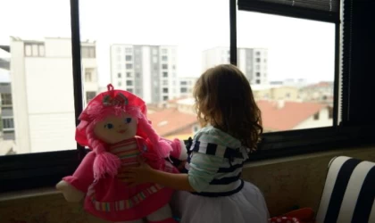 Ev hapsindeki annesi, babasını bıçaklayınca 3 yaşındaki kız devlet korumasına alındı