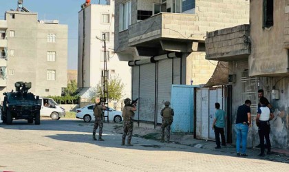 Evde sıkıştırılan uyuşturucu satıcıları polise ateş açtı