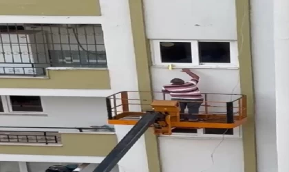 Evden kaçan papağan, 3’üncü kat penceresinden vinçle alındı