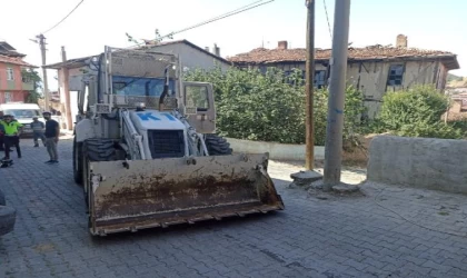 Evin bahçesinde el bombası kazısı