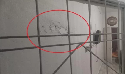 Evinde oturan Sultan, maganda kurşunuyla başından vurulup, ağır yaralandı