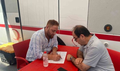 Gazeteciler azalan kan stoklara destek vermek için kan verdi